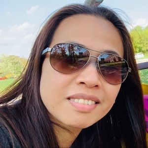 Meet your Posher, Adela